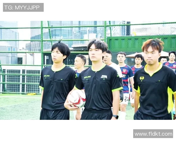 足球明星在场上激烈对话展现团队默契与战术交流的精彩瞬间 足球明星在场上激烈对话展现团队默契与战术交流的精彩瞬间