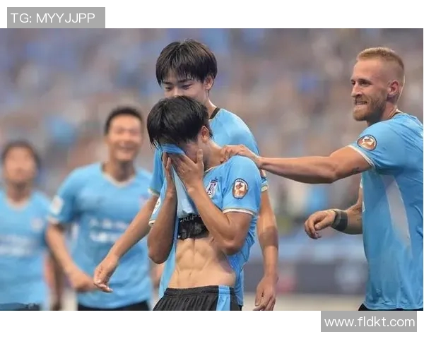 各大足球明星腹肌对比分析展现运动员完美身材与训练成果